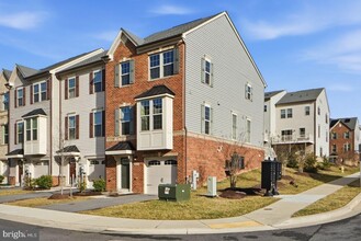 Building Photo - 7917 N Gladden Farm Way