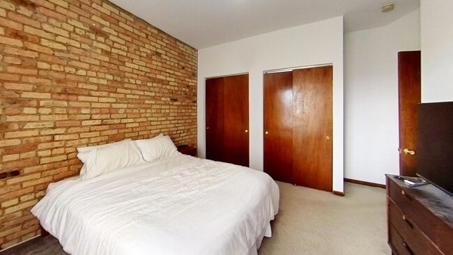 Building Photo - 1409 W Cornelia Ave