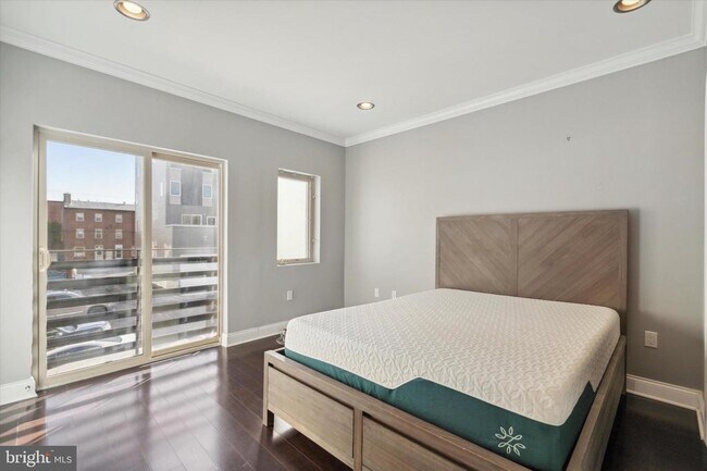 Building Photo - 1353 N Mascher St