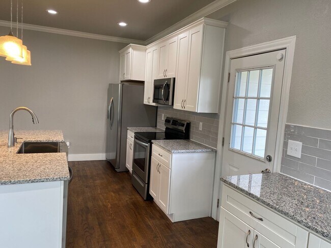 Building Photo - Beautiful 3/2 in Speegleville