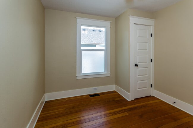 Building Photo - Updated and Fresh 3  Bedroom 2 Bath in Des...