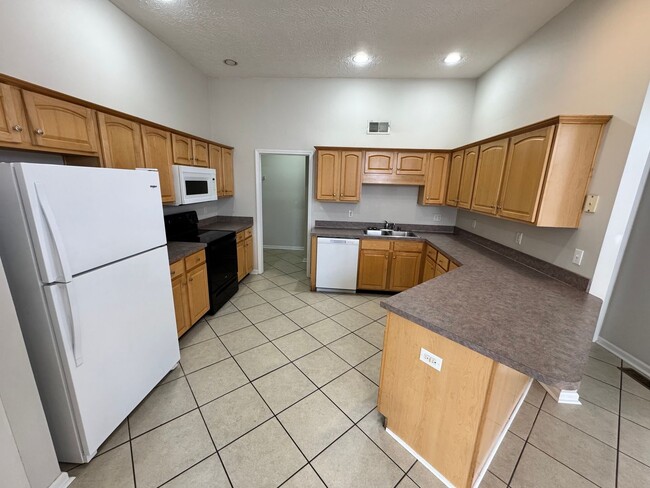 Building Photo - Comfortable 2-Bed, 2-Bath Home