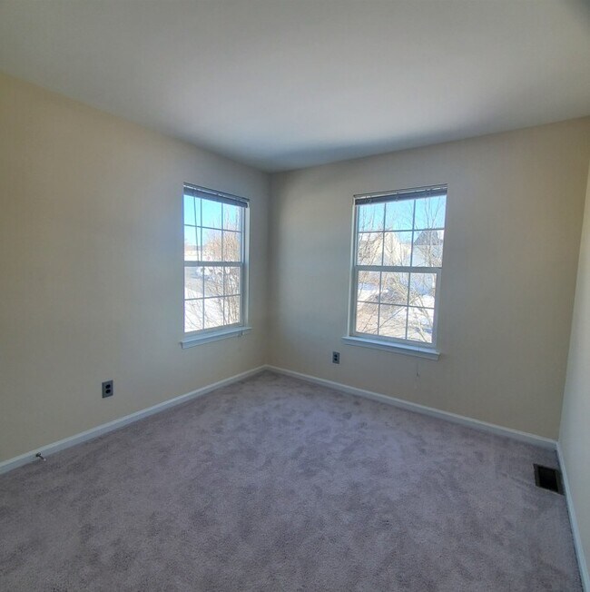 Building Photo - 906 Hamilton Rd