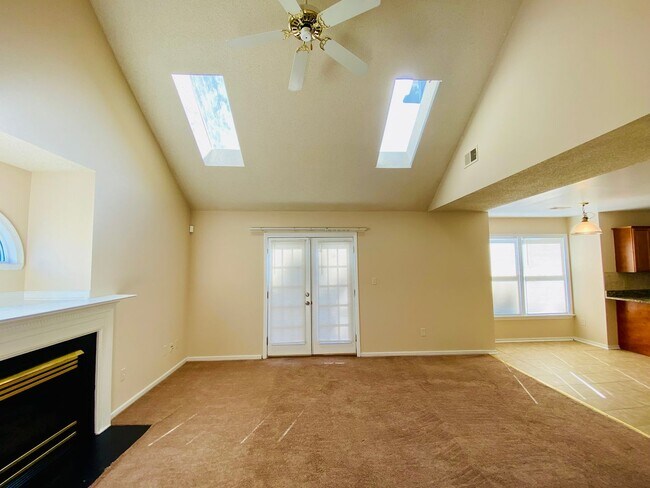 Building Photo - Beautiful and Spacious 3bdrm/2.5bth Home C...