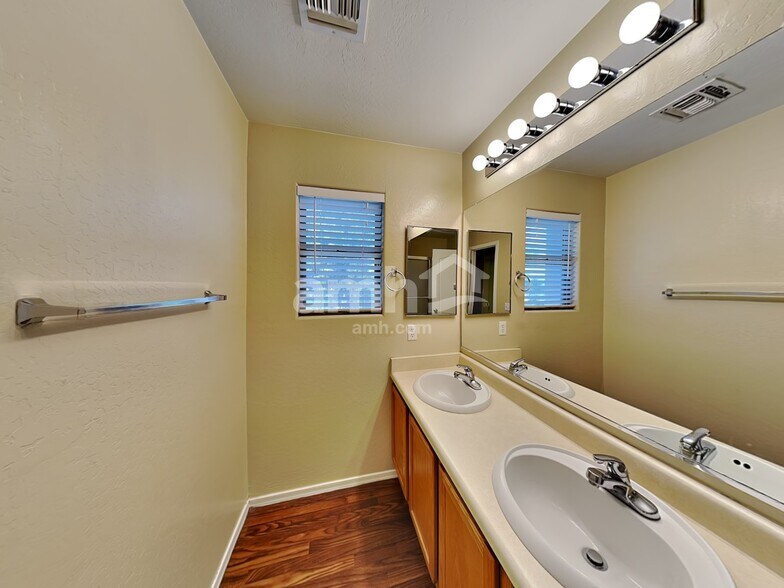 Building Photo - 18522 W Legend Dr