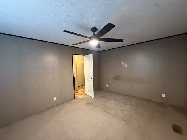 Building Photo - 443 Willow Run Rd