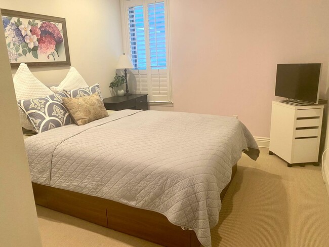 Building Photo - 525 Gough St