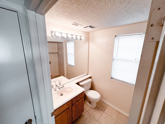 Building Photo - 1504 Beach Ln