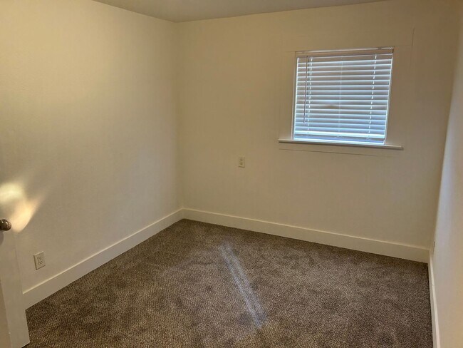 Building Photo - 3 Bedroom Unit Available Now!!