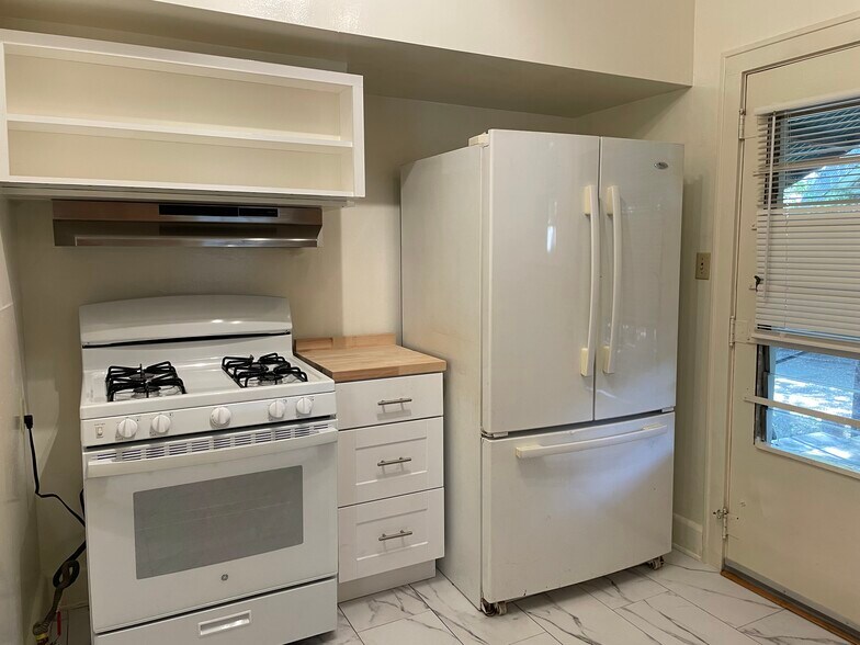 Kitchen - 5946 Oram St