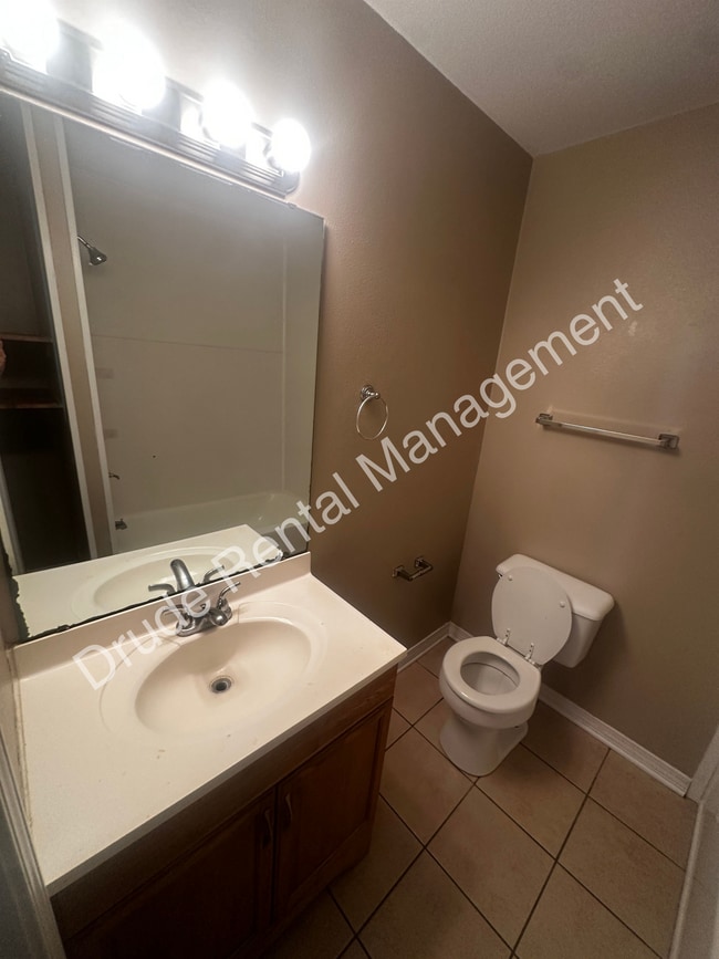 Building Photo - 14018 Virginia Dr