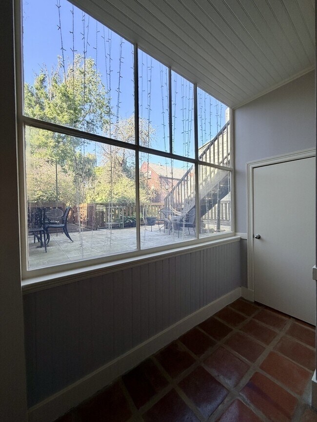 Building Photo - 2536 Sutter St