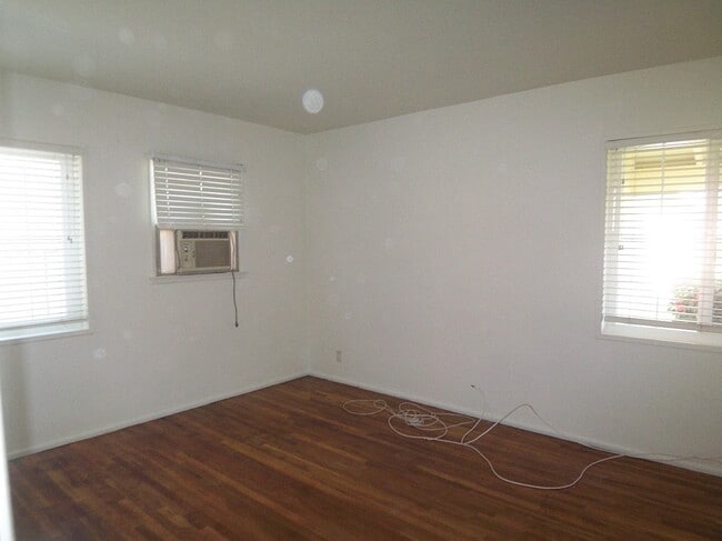 Building Photo - Great home with gorgeous hardwood floors!!