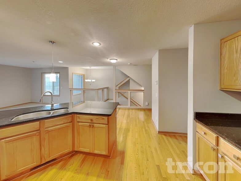 Building Photo - 7010 S Park Dr