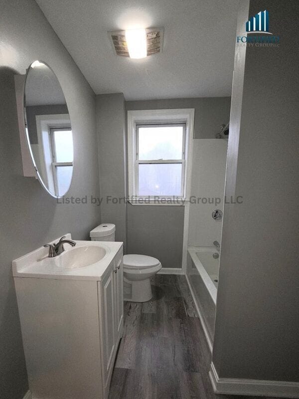 Building Photo - 25 Saxon St