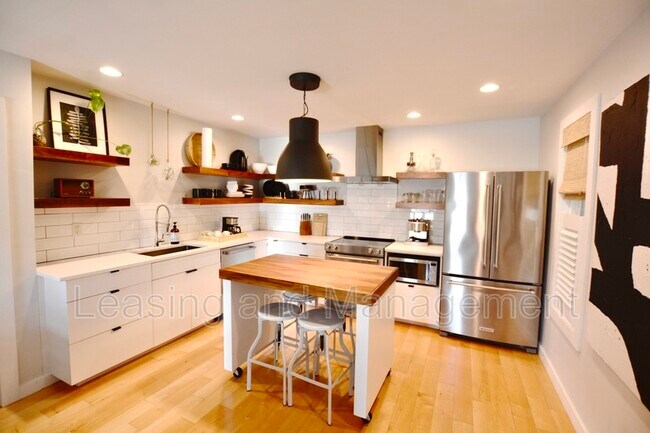 Building Photo - 2057 Middle St