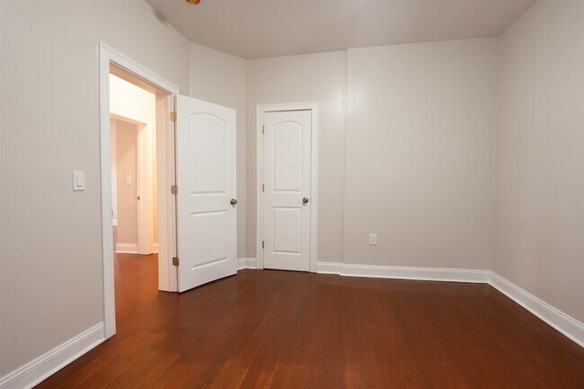 Building Photo - 565 Bergen Ave