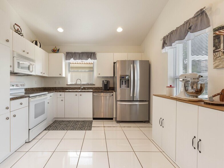 Building Photo - 12807 Hampton Lakes Cir