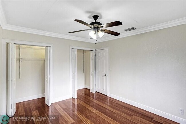 Building Photo - 361 SW 60th Ave