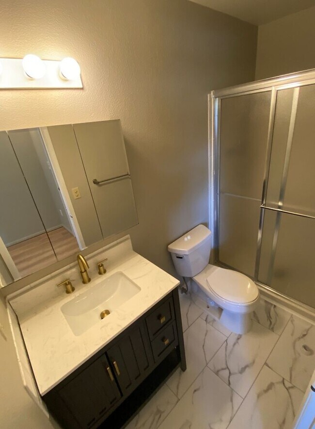 Building Photo - Spacious 2BR Townhome in Denver