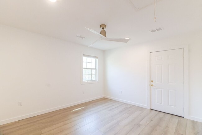 Building Photo - Luxury 1 Bedroom Downtown Jonesboro!