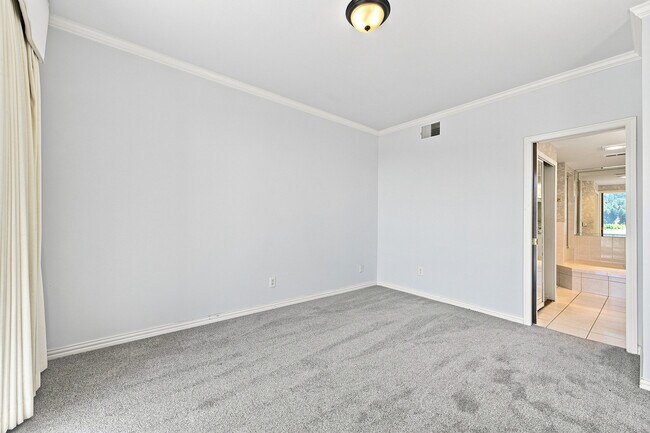 Building Photo - 680 Ridgeside Dr