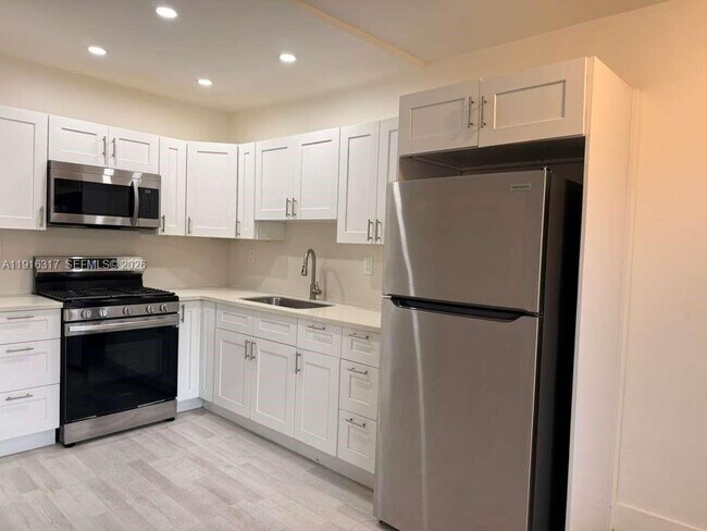 Building Photo - 1280 W 54th St