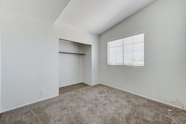 Building Photo - Spacious Henderson Four Bedroom!