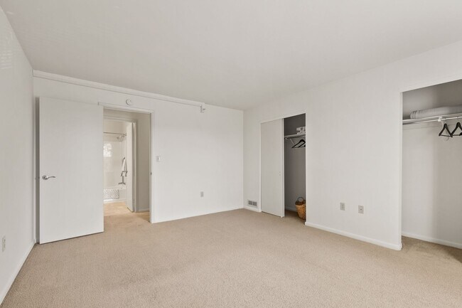 Building Photo - One Bedroom Signature Style Apartment Walk-In Level