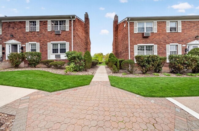 Building Photo - 31 Doxbury Ln