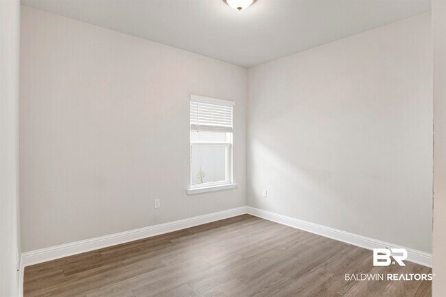 Building Photo - 390 Gemini St