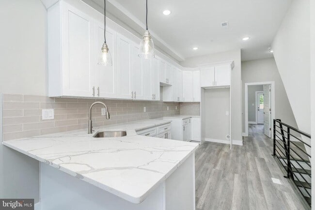 Building Photo - 103 E Duval St