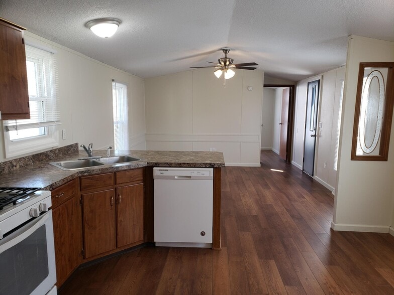 Building Photo - 205 Cross Dr