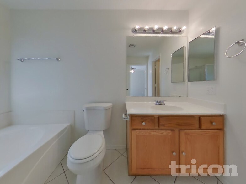 Building Photo - 2031 S Alicia