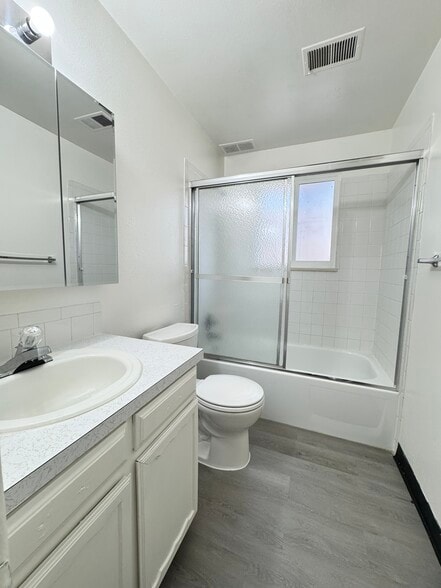 Full Bath - 1412 Kay St