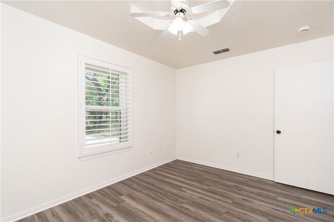 Building Photo - 11 Basswood Ct