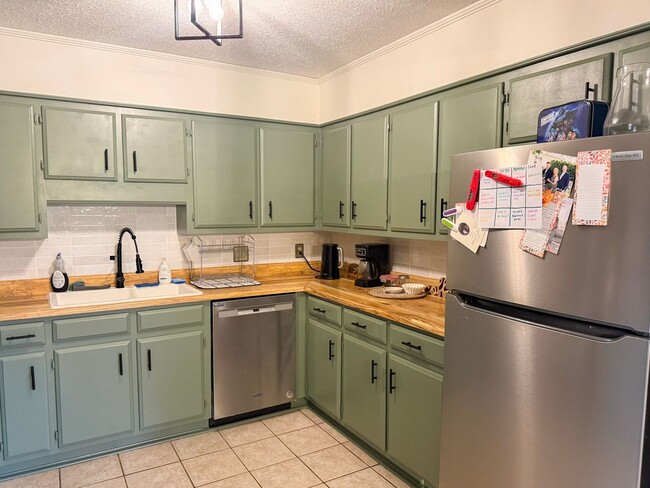 Building Photo - Make this move-in ready 3-bedroom, 2-bath home your own!