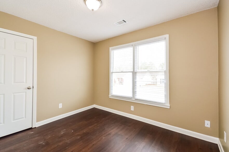 Building Photo - 449 Shoal Ct