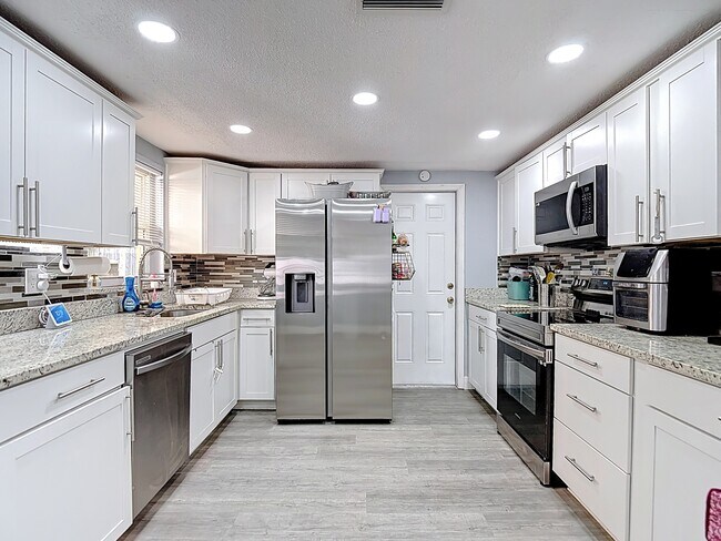 Building Photo - 5913 Appletree Rd