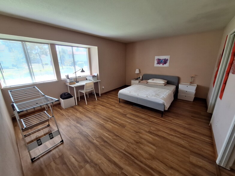 Building Photo - 5042 Glide Dr