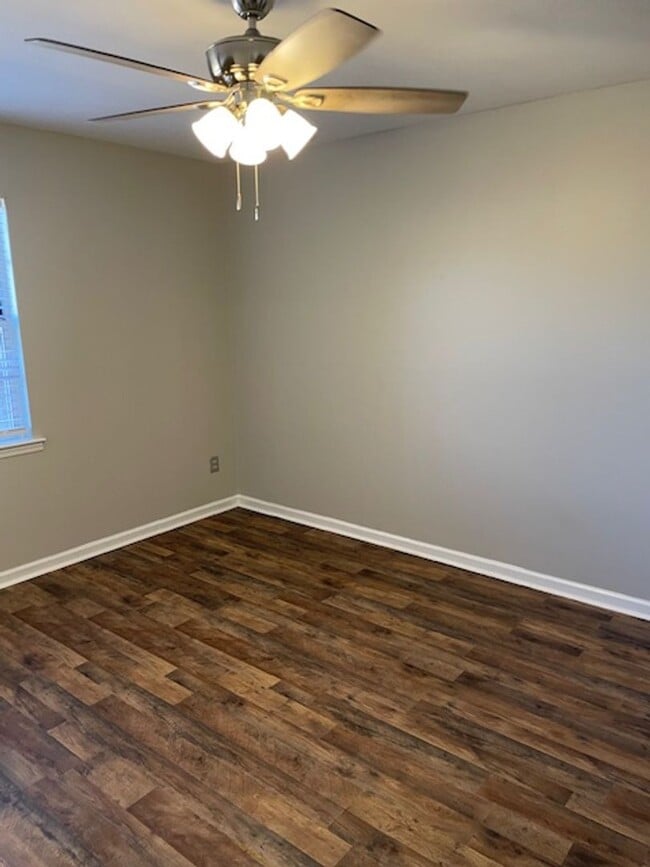 Building Photo - 3B/2B Home with a Fenced in Yard!