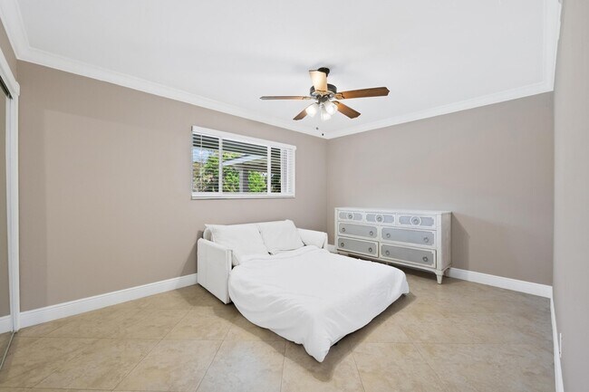 Building Photo - 1120 Renmar Dr