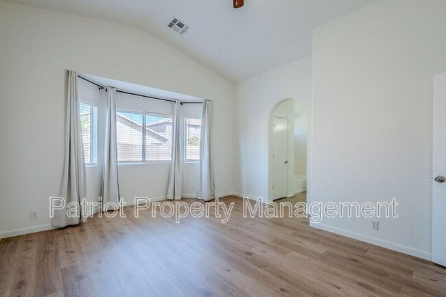 Building Photo - 2530 E Camellia Dr