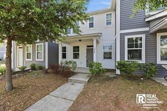 Building Photo - Oversized Kitchen + Near Park Circle Location | 2BR Townhome