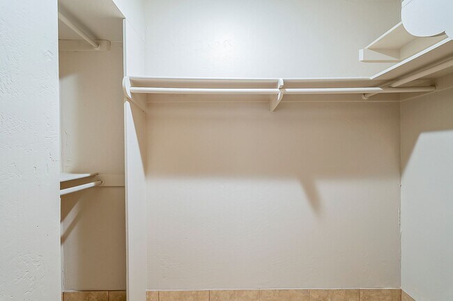 Building Photo - Move in Ready! 3 Bedrooms, 3 Bathrooms & P...