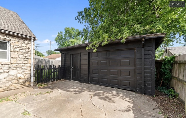 Building Photo - Stunning 4-bedroom, 2-bathroom Home
