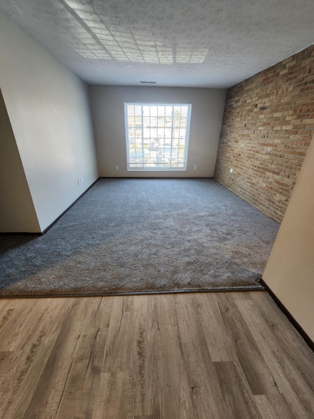 Building Photo - 1103 W Maple St