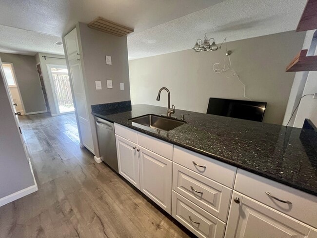 Building Photo - 5472 Roundtree Pl