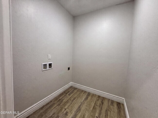 Building Photo - 10371 Manzana Rd
