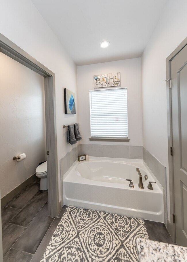 Building Photo - 2 Bedroom Luxury townhome